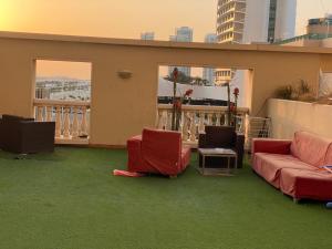 Posezení v ubytování Small Budget Rooms for 'girls' only in Dubai, Marina