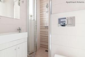 Bilik mandi di Apollo & Artemis by Heloni Apartments