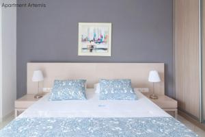 Katil atau katil-katil dalam bilik di Apollo & Artemis by Heloni Apartments