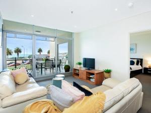 Sala de estar con 2 sofás y TV en Relax in Style Comfort, en Victor Harbor
