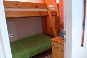 Una pequeña habitación con dos literas. en Tief 10 Sandburg 104, en Wangerland