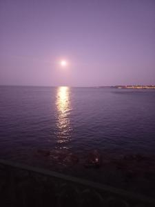 シラクーサにあるResidenze dello Sciroccoの海に沈む夕日