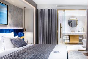 1 dormitorio con 1 cama extragrande y baño en The Maestro Hotel, en Estambul