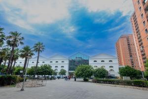 um grande edifício branco com palmeiras e edifícios em Appartamento confortevole em Génova