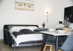 Postel nebo postele na pokoji v ubytování Bungalow frente la playa Cala Capitan ,#PRP002 by Stay Orihuela Costa