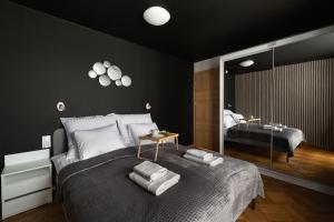 ein Schlafzimmer mit einem großen Bett und einem Spiegel in der Unterkunft Family Center Spot in Posen