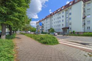 einen Bürgersteig neben einem Gebäude und einer Straße in der Unterkunft Family Center Spot in Posen