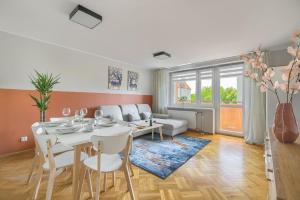 ein Wohnzimmer mit einem Tisch und einem Sofa in der Unterkunft Family Center Spot in Posen