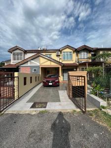 um carro estacionado em frente a uma casa em Netflix Wifi Homestay Kak Nad Saujana Utama em Sungai Buluh