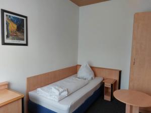 Cama ou camas em um quarto em Gästezimmer Gasthof Becker