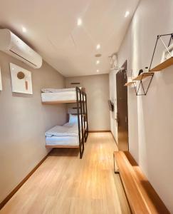 przedpokój z łóżkami piętrowymi w pokoju w obiekcie oxy suites 2-06 at Shop House Meisterstadt Pollux Habibie w mieście Batam Center