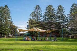 un parc avec une aire de jeux avec un toboggan et des arbres dans l'établissement The Farmer s Retreat, à Kiama