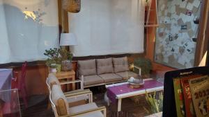 - un salon avec un canapé et une table dans l'établissement Camere a Sud, à Agrigente
