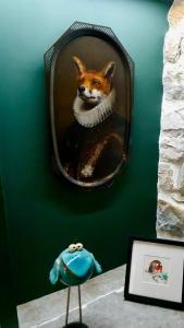 a mirror with a fox on a green wall at Le Terrier in Miserey-Salines