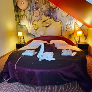 Un pat sau paturi într-o cameră la Hotel Azalia & Spa