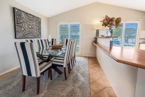 Una cocina y un comedor con mesa y sillas. en EastsHaven, en Kiama