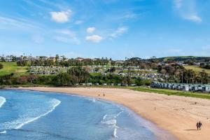 una vista aérea de una playa con casas en EastsHaven, en Kiama