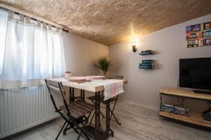 TV a/nebo společenská místnost v ubytování Newway Apartments