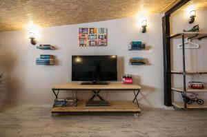 TV a/nebo společenská místnost v ubytování Newway Apartments
