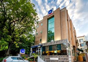 um edifício com um sinal na lateral em Zip By Spree Hotels Delhi Greater Kailash em Nova Deli