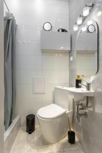 bagno bianco con servizi igienici e lavandino di Golden Apartments - Big Luxury Apartment in Top Location - Wspólna a Varsavia