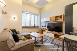 un soggiorno con divano e TV di Golden Apartments - Big Luxury Apartment in Top Location - Wspólna a Varsavia