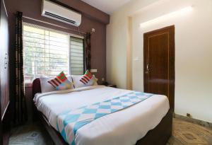 um quarto com uma cama grande e uma janela em Adri Hotels Near Dum Dum Metro Station em Dum Dum