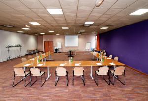 The business area and/or conference room at Logis Lyon Est Porte de l'Ain