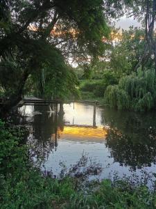 un fiume con un ponte al centro di Gîte "Stella" du Moulin de la Batteuse a Valensole