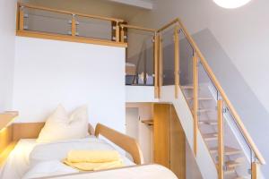 Zimmer mit einem Etagenbett und einer Treppe in der Unterkunft Jugendherberge Lauenburg Zündholzfabrik in Hohnstorf