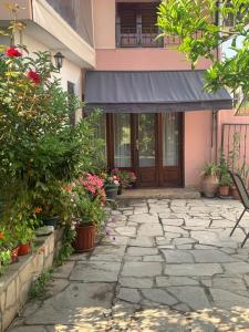 een patio met planten en bloemen voor een gebouw bij Guest house Sonia’s in Agios Nikolaos