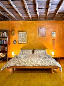 1 dormitorio con 1 cama grande en una habitación en Country Loft in antico monastero, Capena - Roma, en Capena