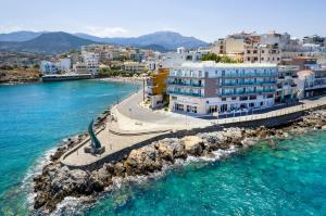 eine Luftansicht einer Stadt neben dem Wasser in der Unterkunft El Greco Hotel in Agios Nikolaos