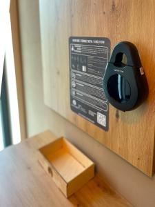 una puerta de madera con un sensor al lado de una caja en Rooms Minka en Kamna Gorica