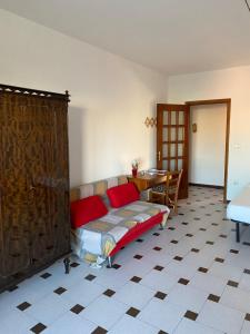 um quarto com uma cama e uma mesa num quarto em Casa vacanze Gilli em Cagliari