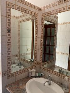 uma casa de banho com dois lavatórios e dois espelhos em Casa vacanze Gilli em Cagliari