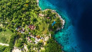 una vista aérea de una isla en el océano en Ban Raya Resort and Spa en Ko Racha Yai 