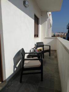 烏賈諾拉基耶薩的住宿－Casa Cinzia diamond 104，阳台配有2把椅子和1张桌子