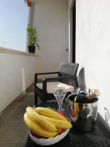 烏賈諾拉基耶薩的住宿－Casa Cinzia diamond 104，桌上的一捆香蕉,一碗水果