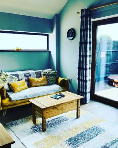 uma sala de estar com um sofá e uma mesa de centro em Rife Lodges em Arundel