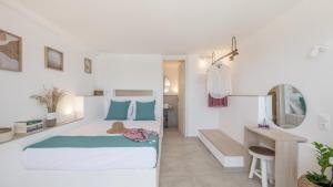 Habitación blanca con cama y escritorio en Polyegos View en Pollonia