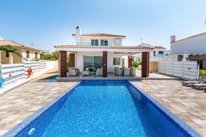 uma villa com uma piscina e uma casa em Beach Front Aqua Marina by Ezoria Villas em Paralimni