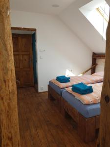 1 dormitorio con 2 camas individuales en un ático en Ubytování Agnes, en Jaronice