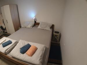 1 dormitorio con 1 cama con 2 almohadas en Lenka en Višegrad
