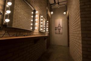 d'un couloir avec un mur en brique éclairé. dans l'établissement INNO Hostel & Pub Lounge Hongdae, à Séoul