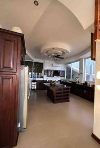 uma grande cozinha com um frigorífico e uma mesa em Villa Florita Beach House em El Remate