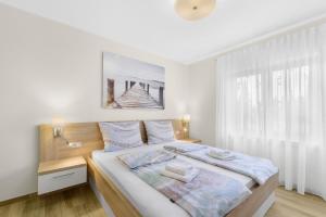 een slaapkamer met een bed met witte muren en een raam bij Apartment Stanko in Poreč