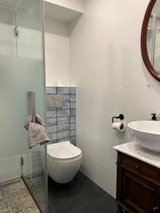 La salle de bains est pourvue de toilettes et d'un lavabo. dans l'établissement Bed & Breakfast Mir Lo, à Mierlo