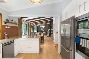 Una cocina o cocineta en Hills Serenity w Private Creek