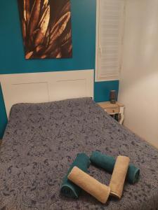 1 dormitorio con 1 cama con 2 toallas en Le Mistral location, en La Ciotat